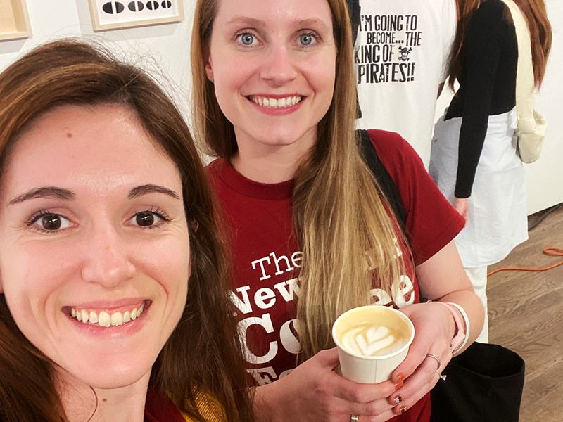 Gabi e Kay no The New York Coffee Festival, com um copo de café